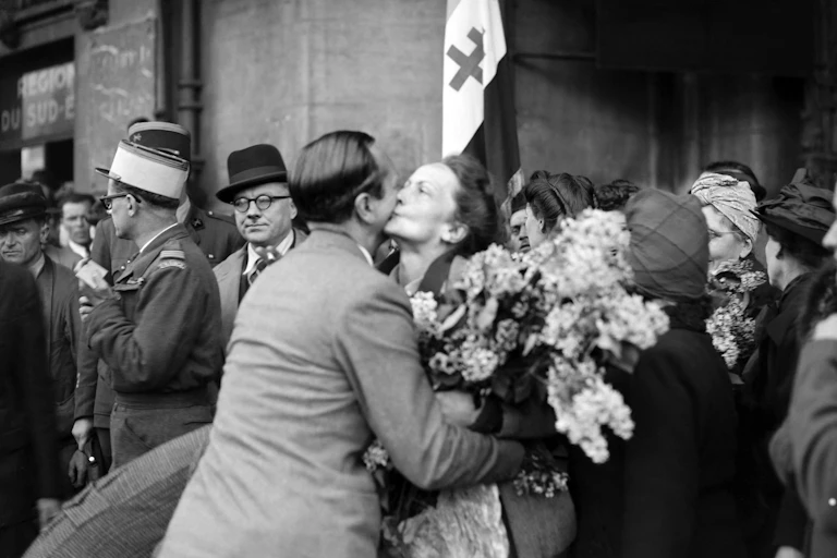 Retour de femmes déportées en avril 1945 à Paris, à la fin de la Seconde Guerre mondiale.