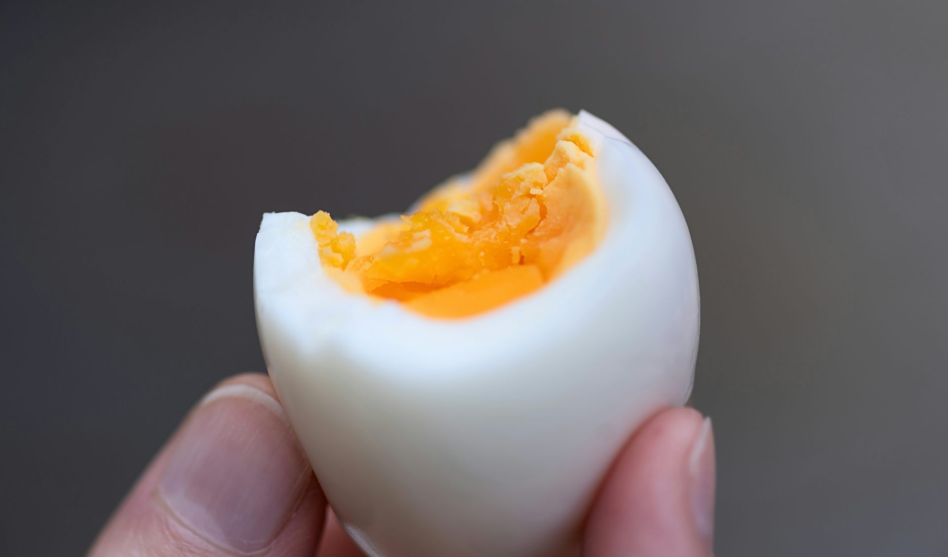 Gros plan sur un œuf dur parfait.