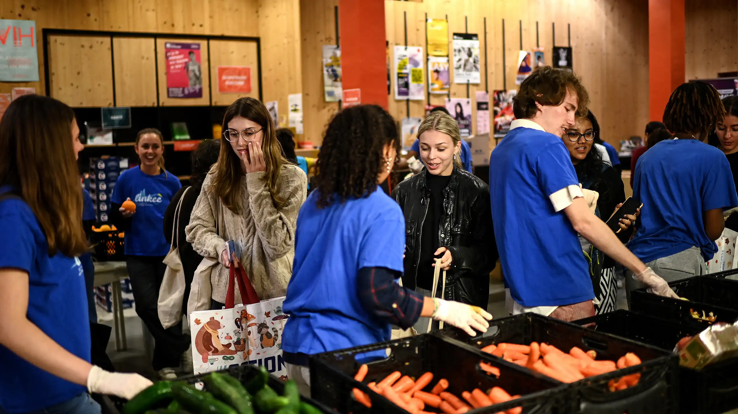Des bénévoles distribuent des produits alimentaires à des étudiants lors d'une opération organisée par l'association Linkee dans le centre de Bordeaux, dans le sud-ouest de la France, le 24 septembre 2024.