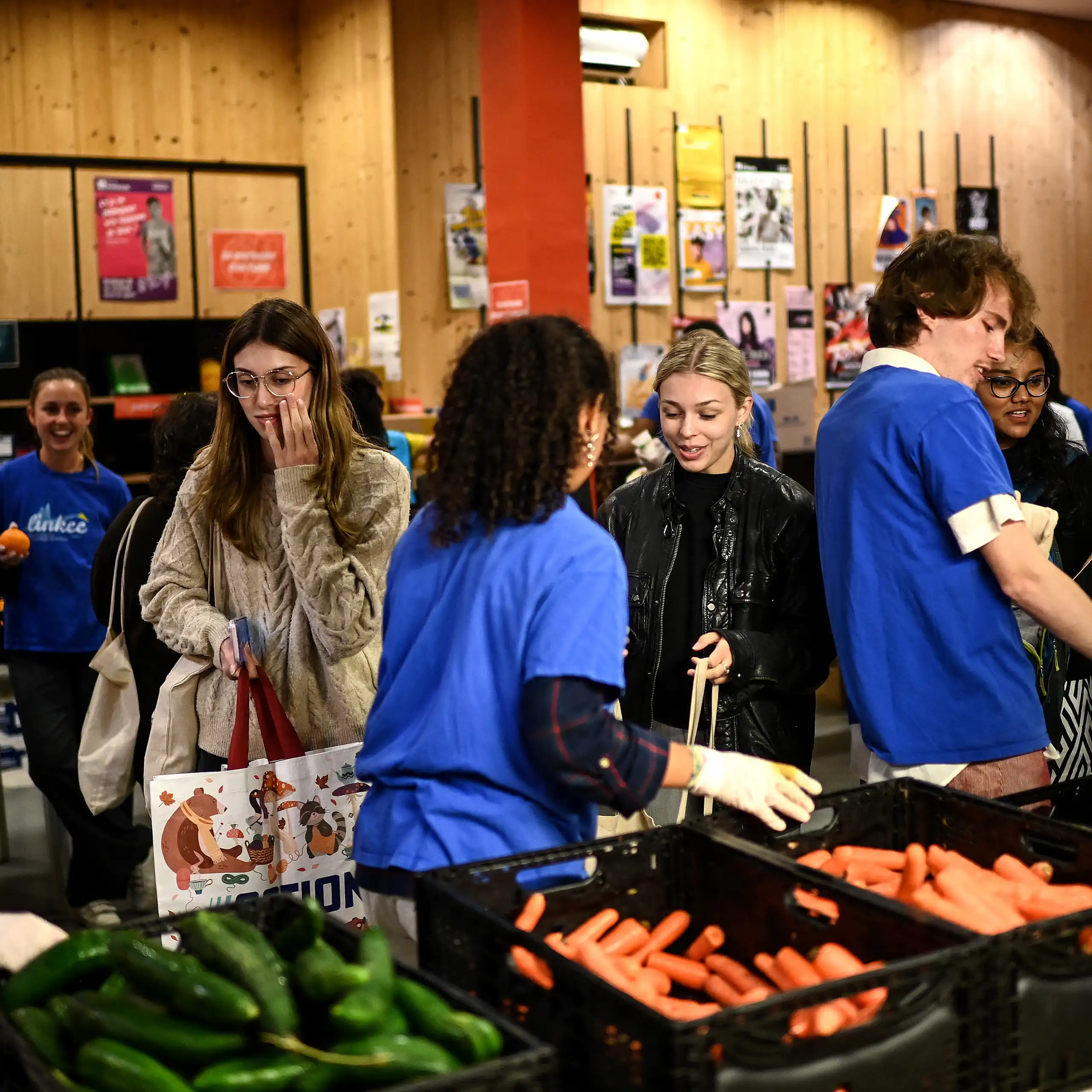 Des bénévoles distribuent des produits alimentaires à des étudiants lors d'une opération organisée par l'association Linkee dans le centre de Bordeaux, dans le sud-ouest de la France, le 24 septembre 2024.
