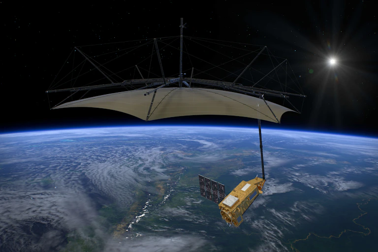vue d'artiste du satellite biomass et de son réflecteur