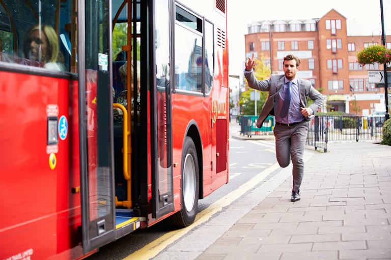 Homme courant après un bus.