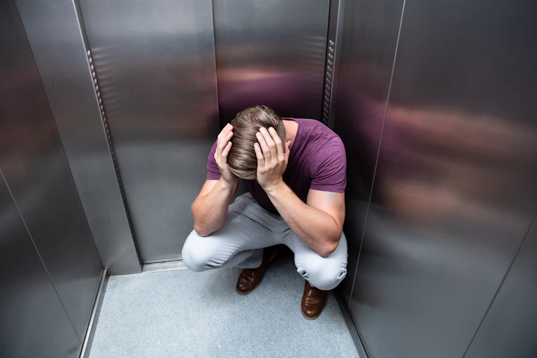Hombre atrapado en un ascensor.