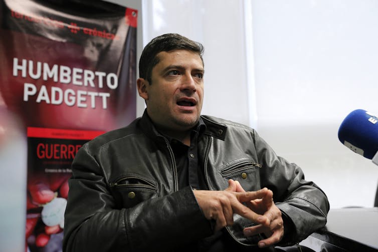 How state brokers goal newshounds whilst governments declare to give protection to them – stark warnings from Mexico and Honduras 2 Mexican journalist Humberto Padgett at the launch of his book Guerrero