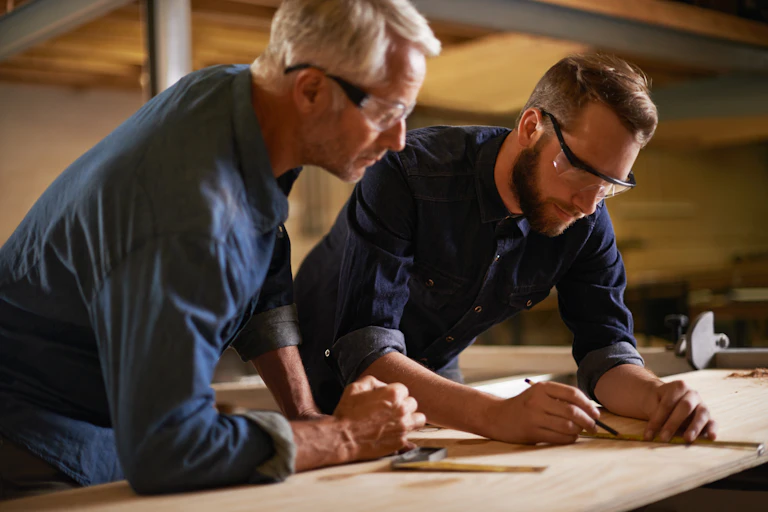 Padre e hijo trabajando con madera