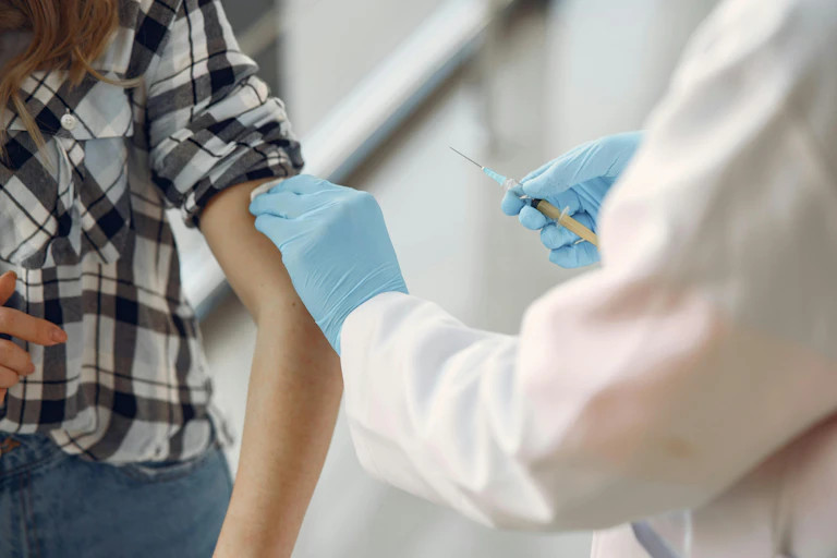 Une personne se fait vacciner.