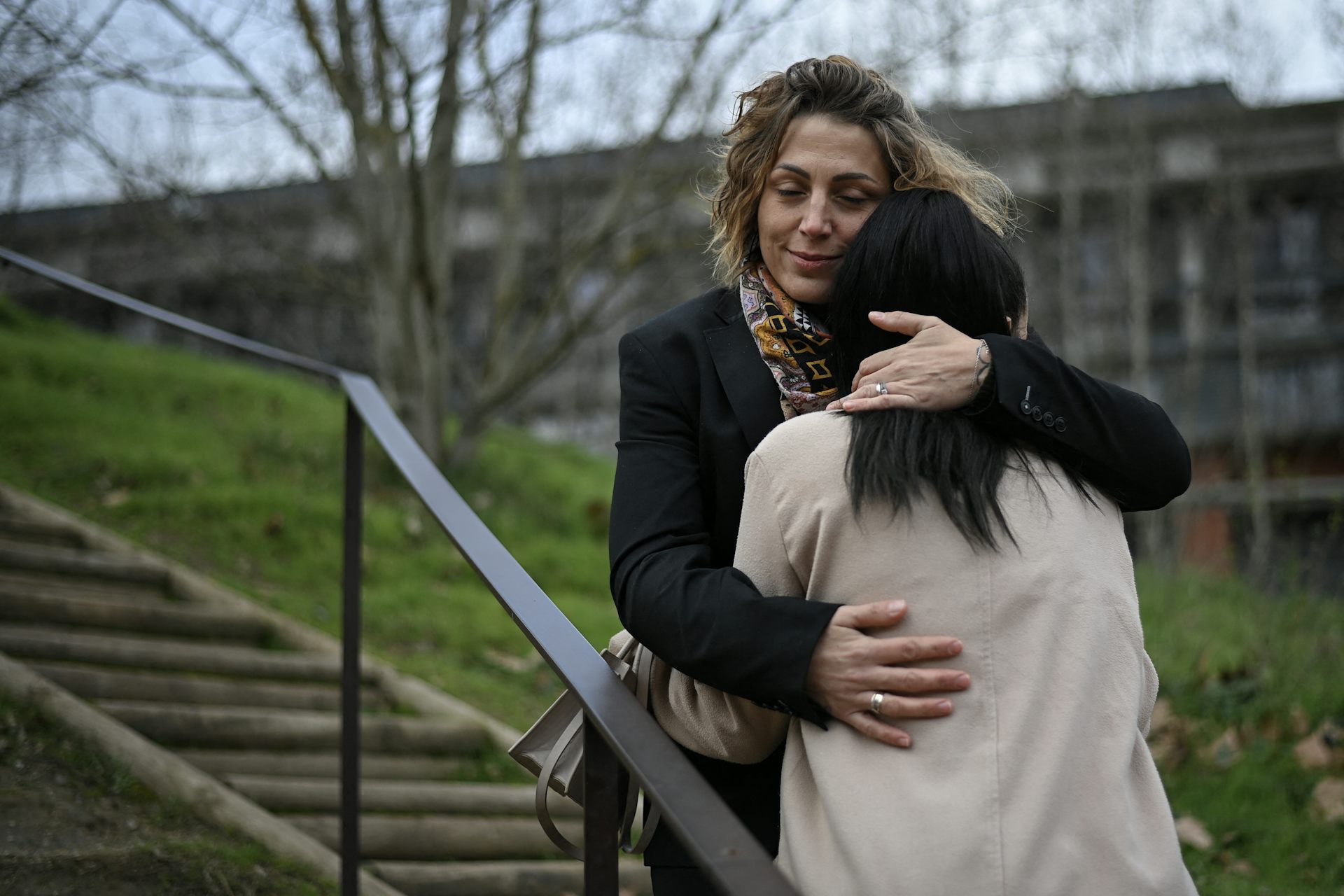 Jennifer Pailhe, fondatrice de l’association « Nos Ados Oubliés » qui vient en aide aux mineurs victimes de prostitution, et sa fille, Assia, qui a fugué avec son petit ami qui l’a forcée à se prostituer, à Toulouse le 12 janvier 2024.