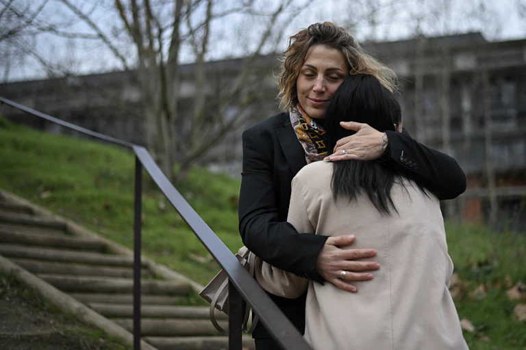 Jennifer Pailhe, fondatrice de l’association « Nos Ados Oubliés » qui vient en aide aux mineurs victimes de prostitution, et sa fille, Assia, qui a fugué avec son petit ami qui l’a forcée à se prostituer, à Toulouse le 12 janvier 2024.