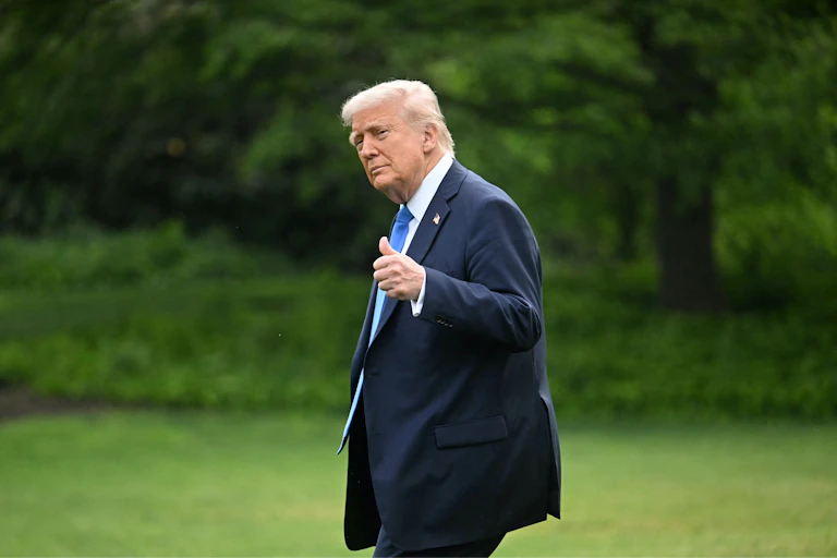 Le président américain Donald Trump marche sur la pelouse sud de la Maison Blanche à Washington, le 1er mai 2025. Il s'apprête à monter à bord de Marine One pour se rendre sur la base aérienne d’Andrews.