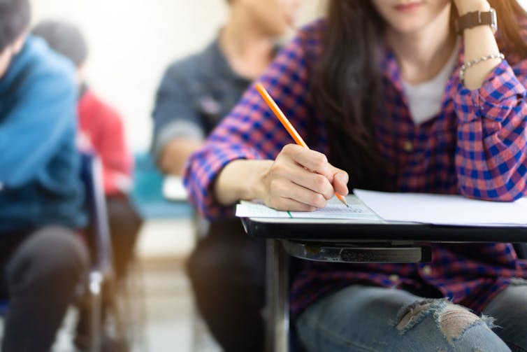 If you don't read about the examination or festival: Some reflections within the French college machine 1 Writing students during the examination