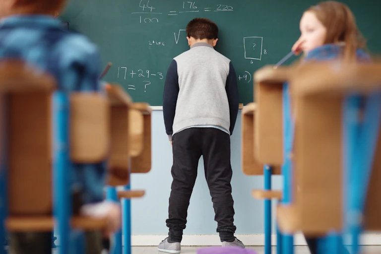 Un élève découragé face à un exercice de maths