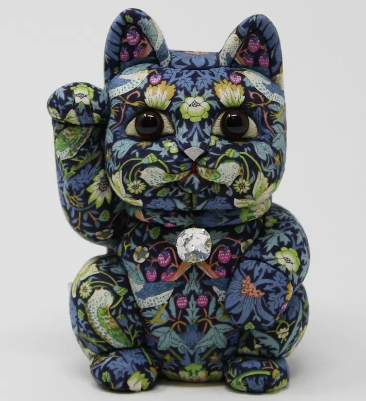 Japanese waving cat in a Morris pattern.