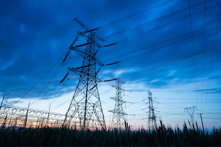Torres de electricidad al atardecer