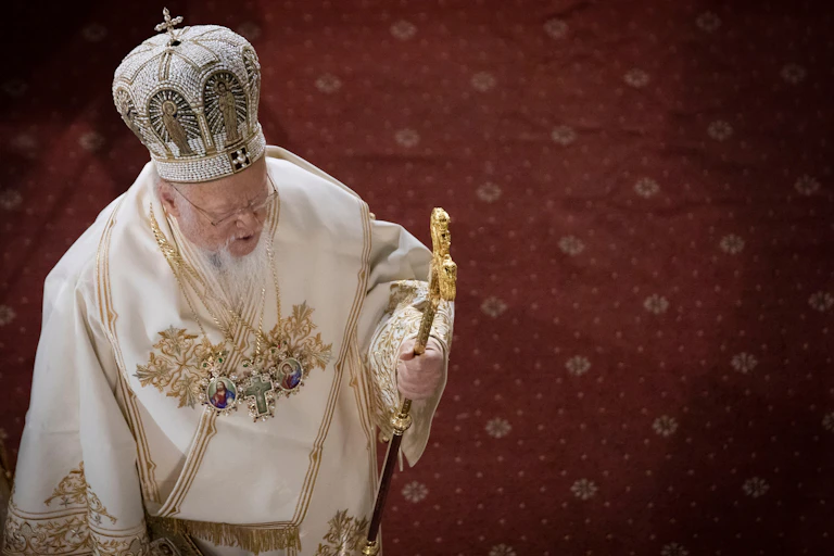El patriarca ecuménico ortodoxo Bartolomé I oficia la misa de Pascua a puerta cerrada debido a las medidas contra la covid-19 en la catedral patriarcal de San Jorge en Estambul, Turquía, el 18 de abril de 2020.