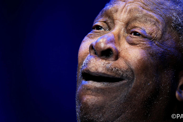 Gros plan de B.B. King en train de chanter