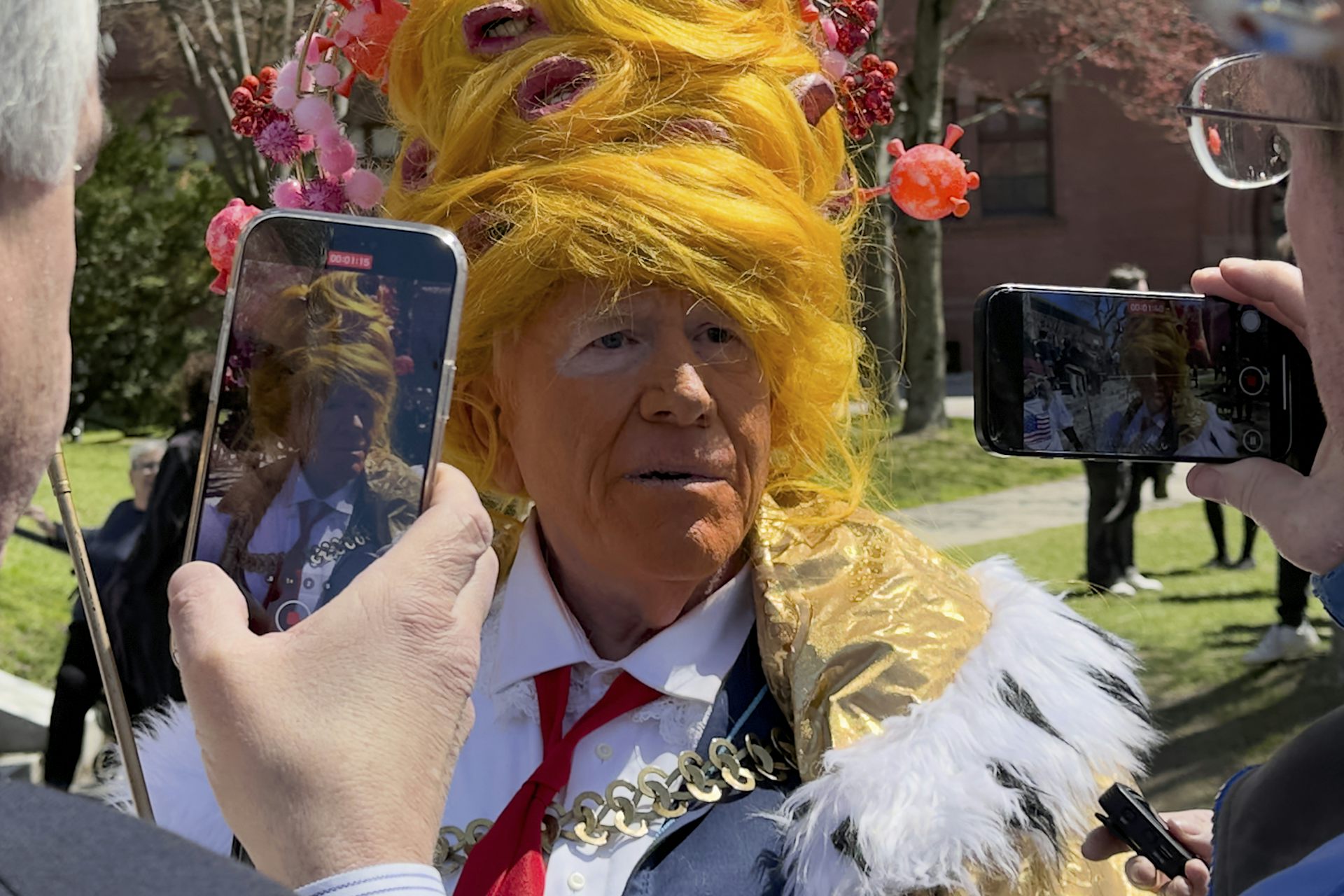 Hombre con pelucas amarillas brillantes y bronceadores de naranja mal aplicados