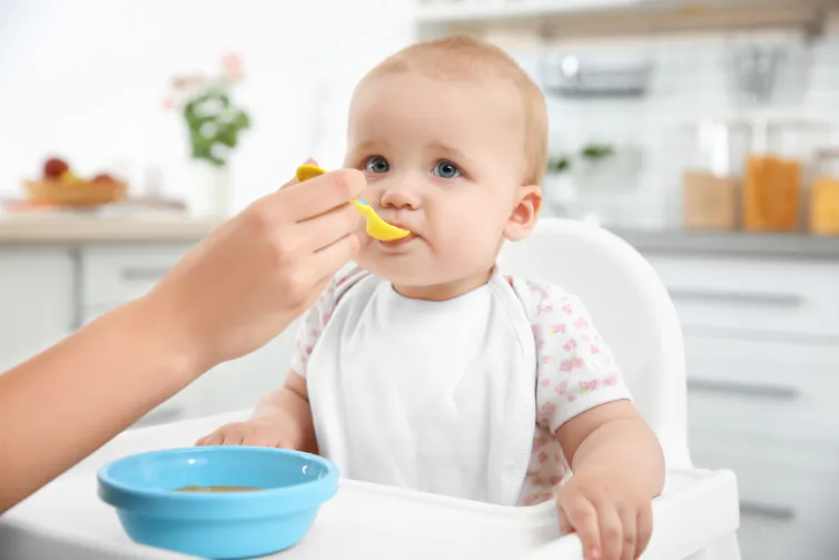 Un bébé nourri à la cuillère