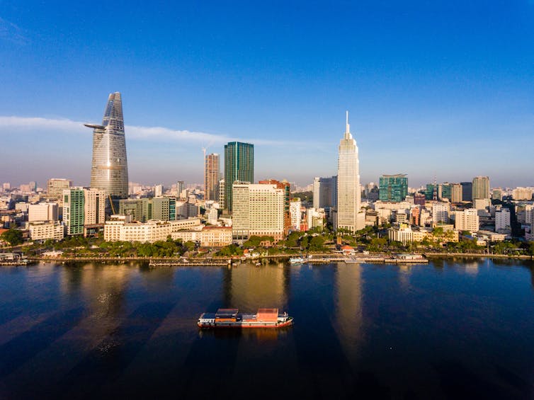 Picture of a large city with river in foreground