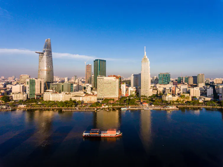 Picture of a large city with river in foreground