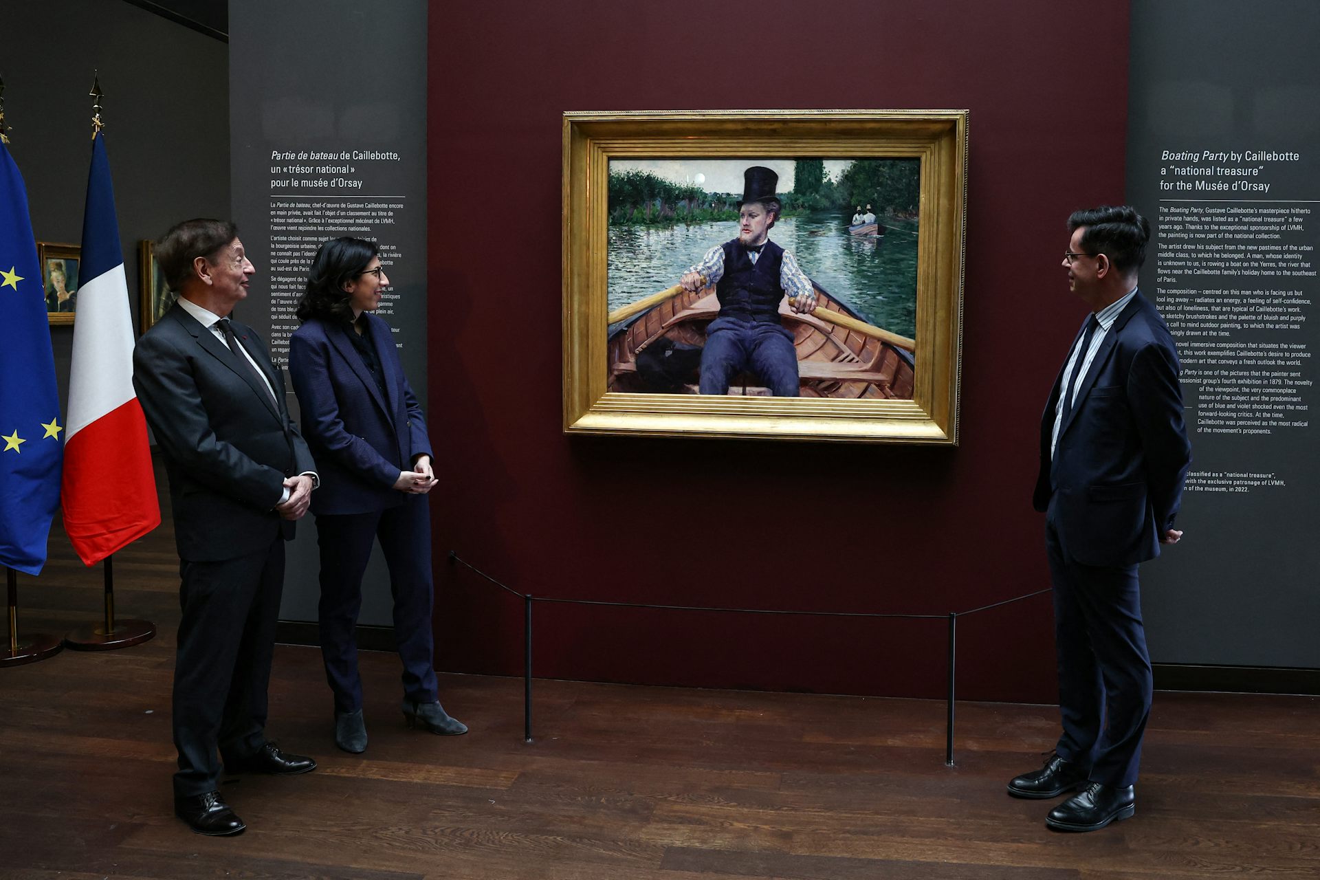 (De g. à d.) Jean-Paul Claverie, conseiller de Bernard Arnault, président de LVMH, Rima Abdul-Malak, ministre française de la Culture, et Christophe Leribault, président du musée d'Orsay, regardent le tableau « La Partie de bateau » de Gustave Caillebotte, classé « trésor national », qui a rejoint le musée d'Orsay à Paris le 30 janvier 2023.