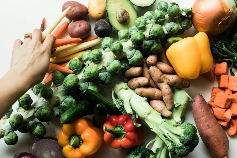 Photo de légumes sur une table.