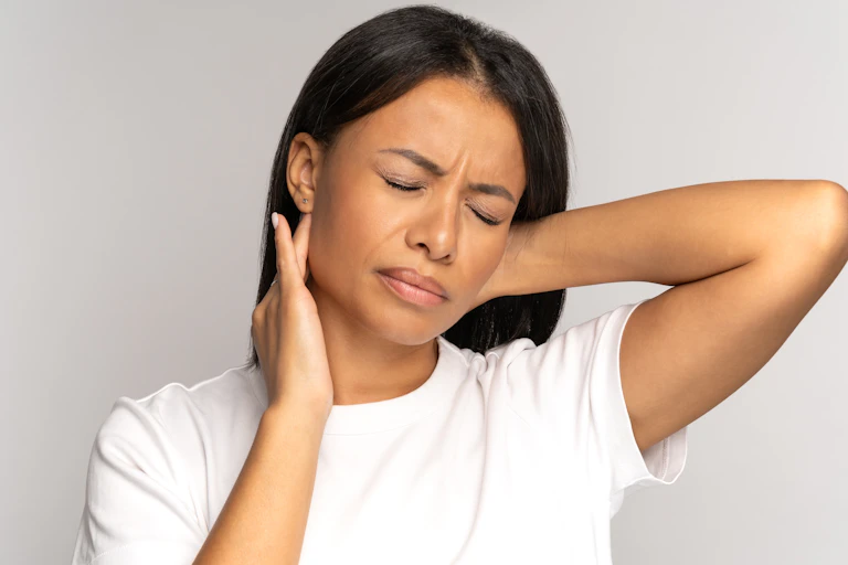 Mujer con dolor en el cuello.