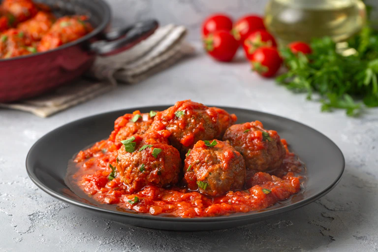 Un plato de albóndigas