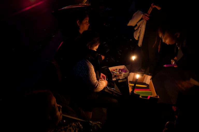 Gente vendiendo velas durante el apagón español.