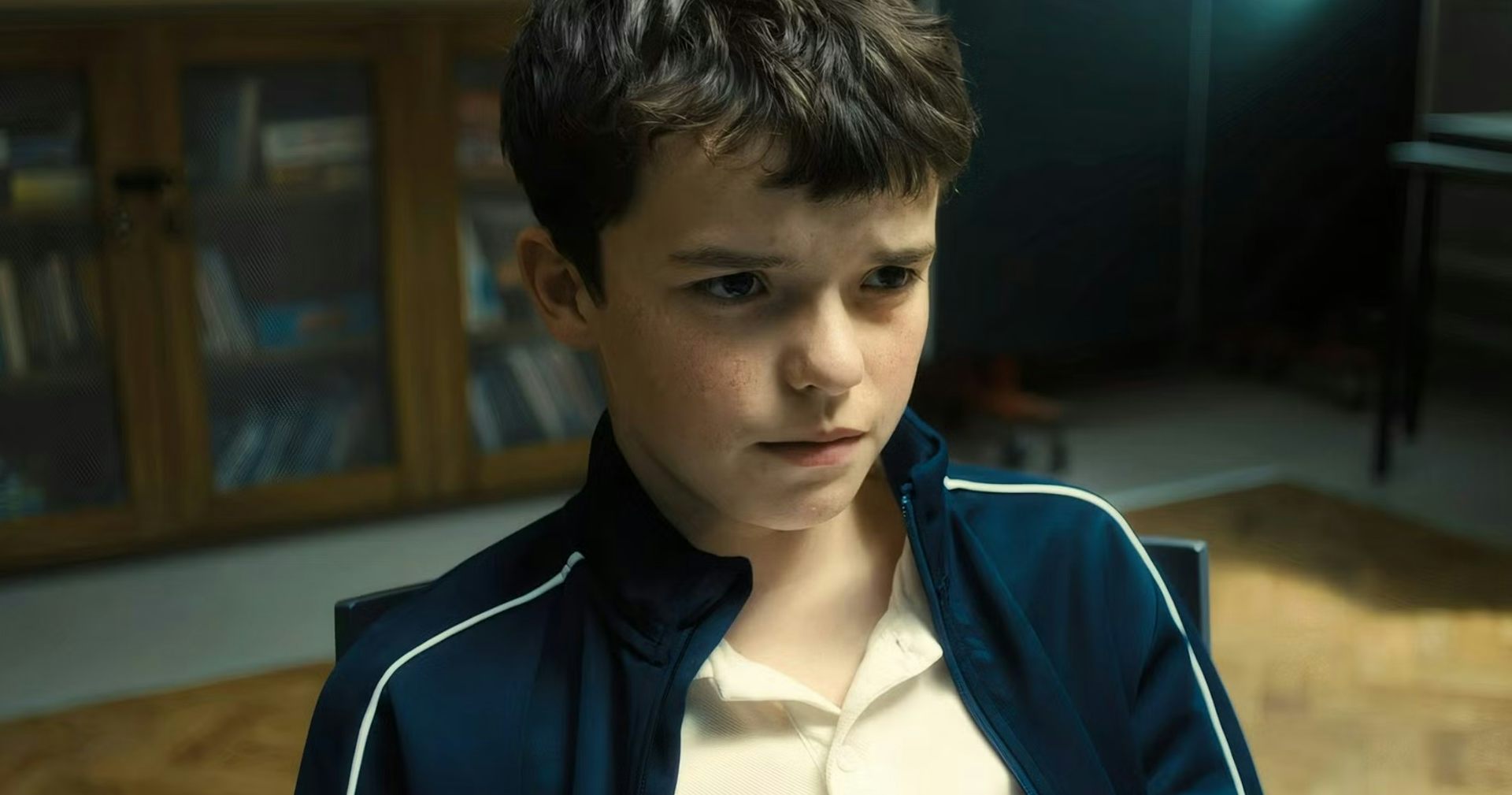 Un garçon regarde une femme.