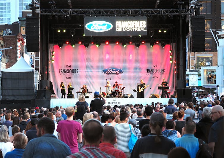 Une foule debout regarde un spectacle