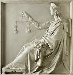 Alivio de las mujeres con equilibrio en la mano.