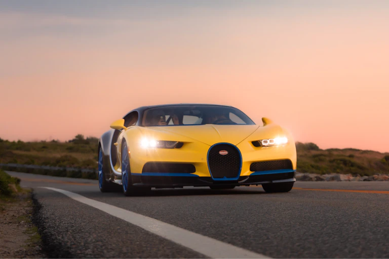 Une Bugatti Chiron jaune sur une route aux États-Unis