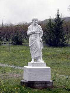 Estatua de Aristóteles colocada cerca de los restos del Liceo.