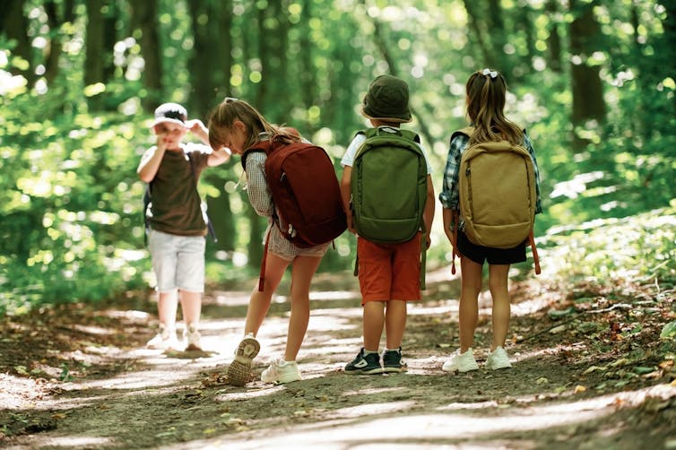 Niños paseando por el bosque.