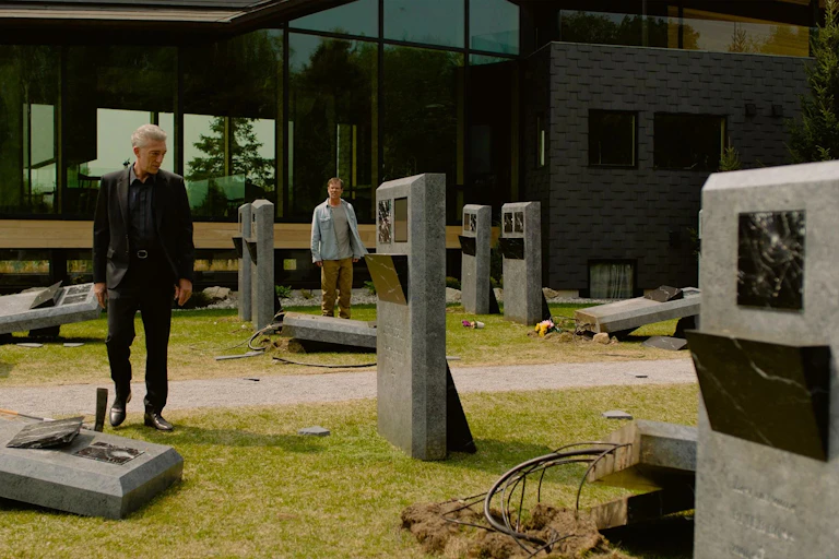 Vincent Cassel dans un cimetière dans le film Les Linceuls de David Cronenberg