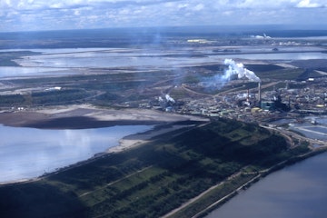 從空中俯瞰,可以看到廣闊的土地上分佈著兩個油砂設施。