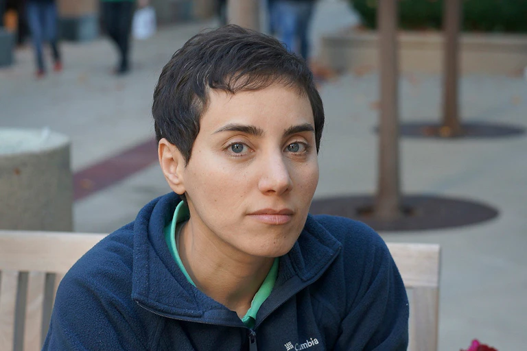 Primer plano de Maryam Mirzakhani, la primer mujer matemática en ganar la meda lla Fields.