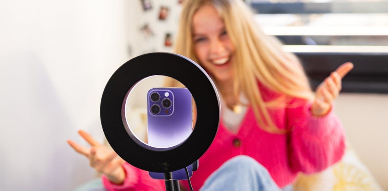 Vidéos sur TikTok et Instagram : un apprentissage social de la mise en scène de soi