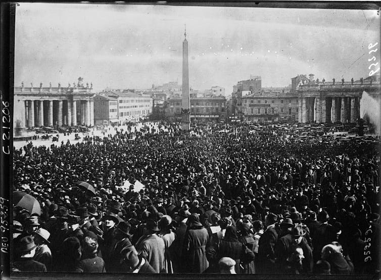 Gente esperando en una plaza redonda.