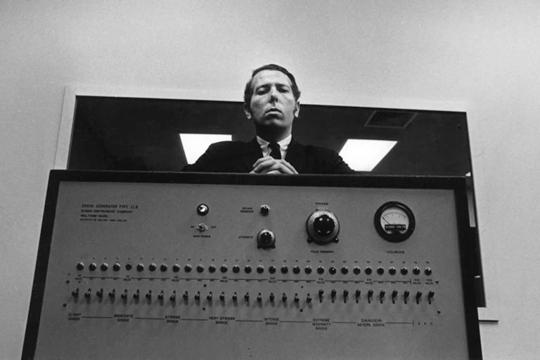 Stanley Milgram et son « générateur de chocs électriques »