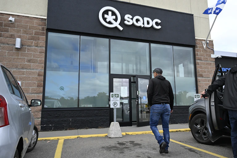 Un homme marche vers un magasin