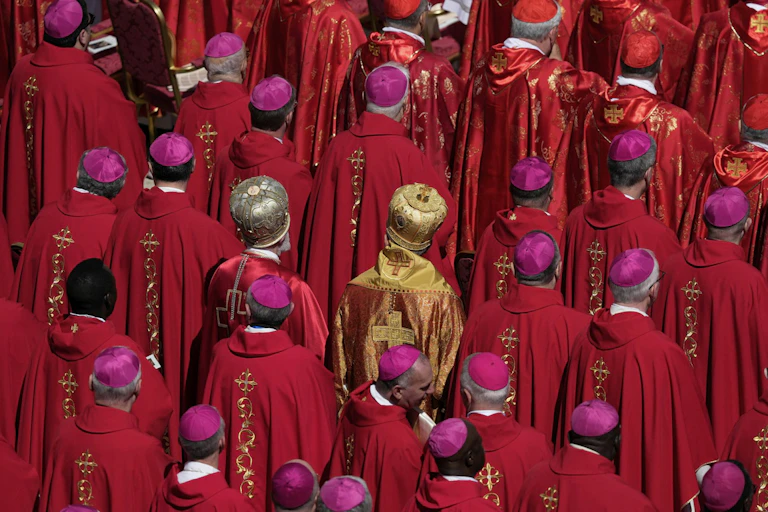 Des hommes religieux forment une foule.