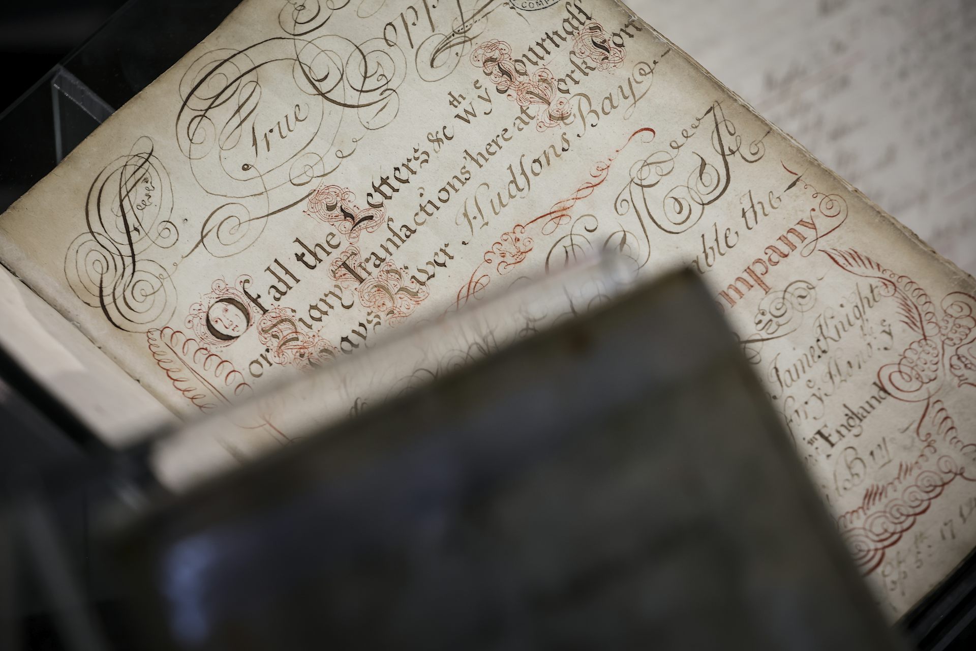 Un libro antiguo con una escritura de bolígrafo y tinta.