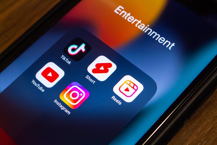 Teléfono inteligente que muestra aplicaciones de transmisión de video como YouTube Ticktok y Reel