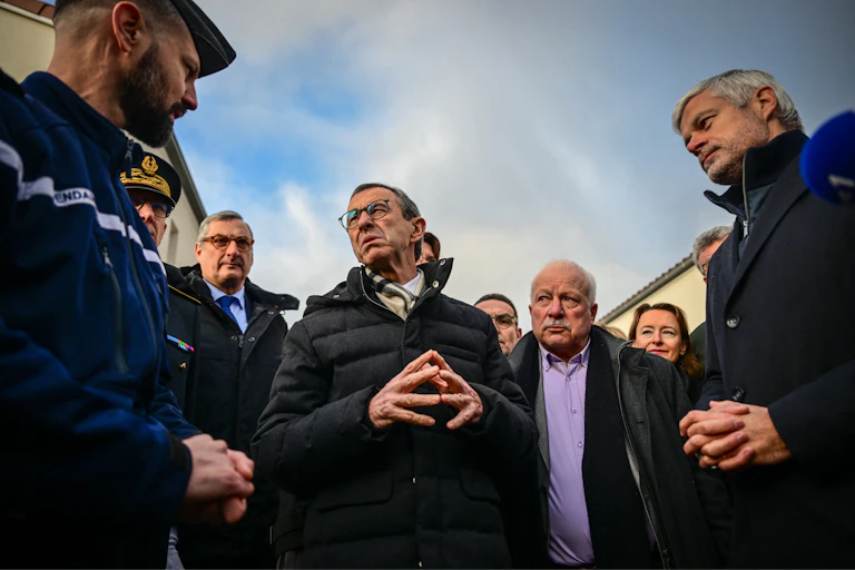 Le ministre français de l'Intérieur Bruno Retailleau (au centre) et le président de la région Auvergne-Rhône-Alpes Laurent Wauquiez (à droite) rencontrent des gendarmes lors de la visite d'une nouvelle caserne à Bas-en-Basset, dans le sud-est de la France, le 22 novembre 2024.