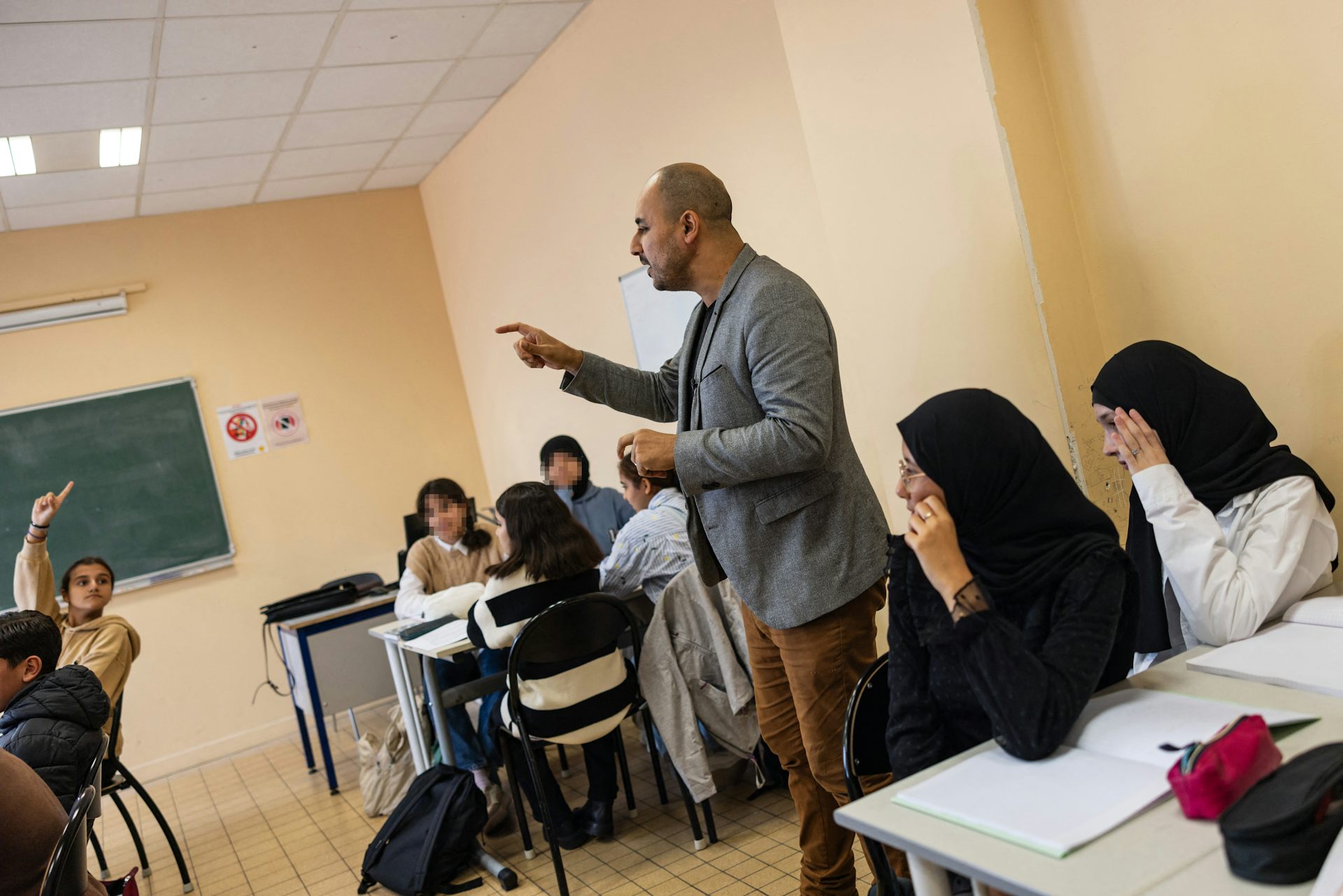 Un professeur donne la parole à un élève lors d'un cours au lycée Averroès de Lille, le 28 septembre 2023.