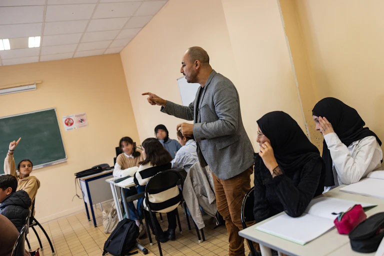 Un professeur donne la parole à un élève lors d'un cours au lycée Averroès de Lille, le 28 septembre 2023.
