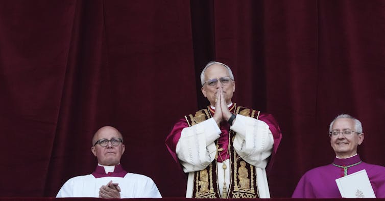 El hombre en el balcón que es dos hombres más.