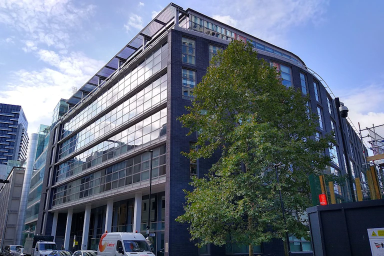 le bâtiment d'une école de commerce