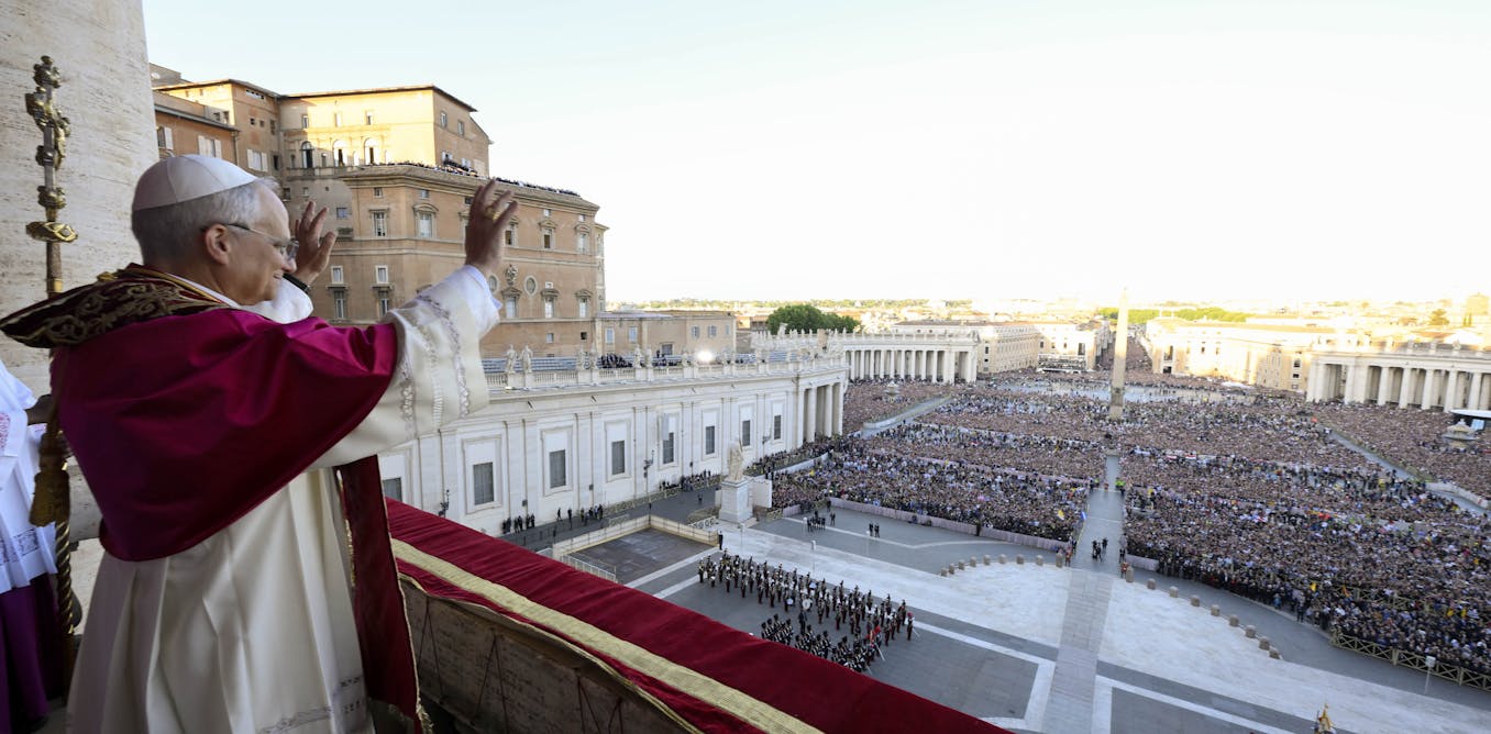 « Que la paix soit avec vous tous » : comment le pape Léon XIV incarne à la fois tradition et modernité